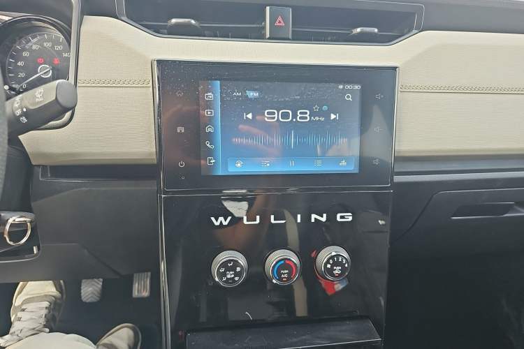 Used Wuling Zhengcheng 2021 1.5T Manual Luxury Version Audio And AC Panel