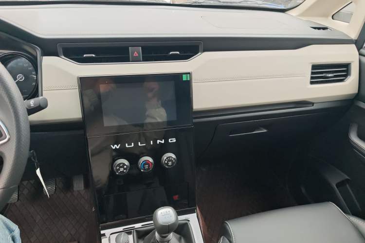 Used Wuling Zhengcheng 2021 1.5T Manual Luxury Version Audio And AC Panel
