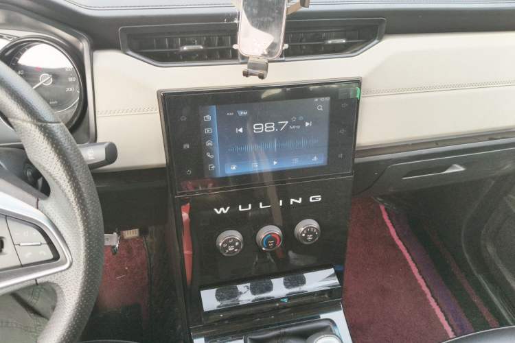 Used Wuling Zhengcheng 2021 1.5T Manual Luxury Version Audio And AC Panel