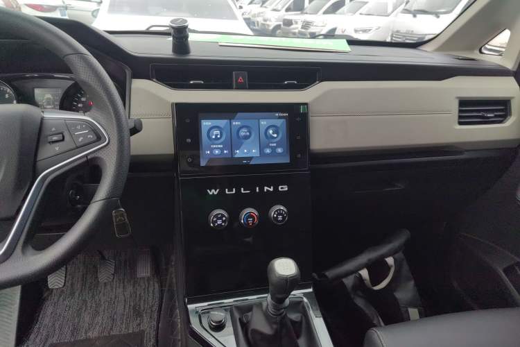Used Wuling Zhengcheng 2021 1.5T Manual Luxury Version Audio And AC Panel