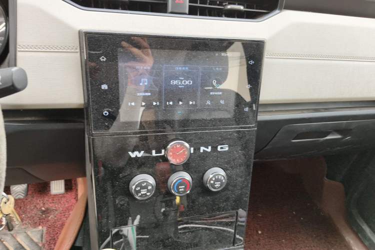 Used Wuling Zhengcheng 2021 1.5T Manual Luxury Version Audio And AC Panel