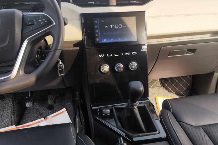 Used Wuling Zhengcheng 2021 1.5T Manual Luxury Version Audio And AC Panel