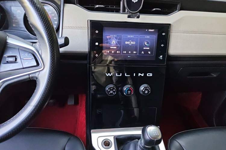 Used Wuling Zhengcheng 2021 1.5T Manual Luxury Version Audio And AC Panel