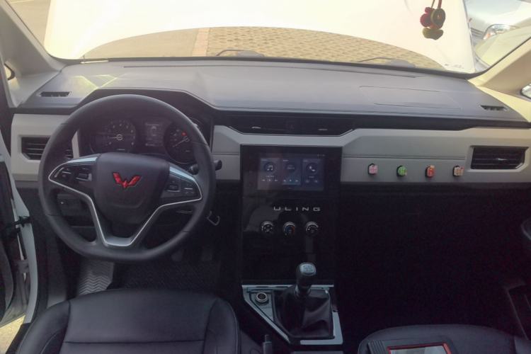 Used Wuling Zhengcheng 2021 1.5T Manual Luxury Version Center Console