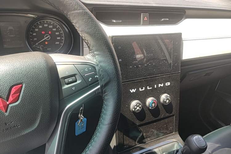 Used Wuling Zhengcheng 2021 1.5T Manual Luxury Version Center Console