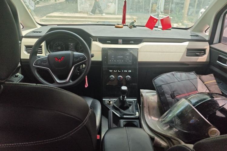 Used Wuling Zhengcheng 2021 1.5T Manual Luxury Version Center Console
