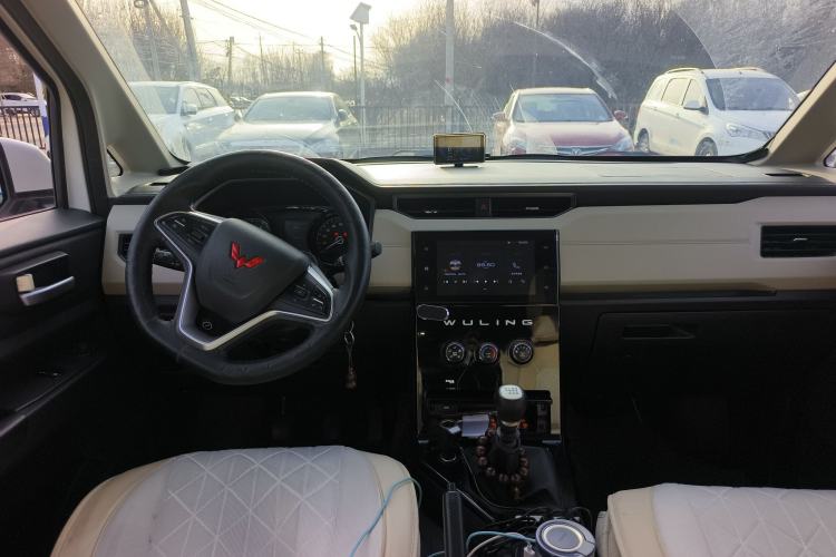 Used Wuling Zhengcheng 2021 1.5T Manual Luxury Version Center Console