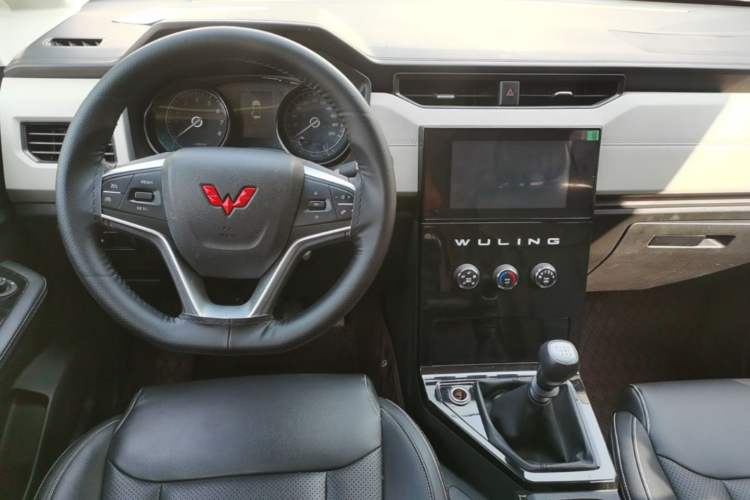 Used Wuling Zhengcheng 2021 1.5T Manual Luxury Version Center Console