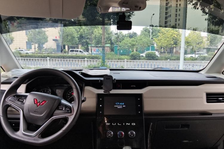 Used Wuling Zhengcheng 2021 1.5T Manual Luxury Version Center Console