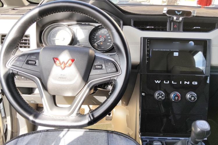 Used Wuling Zhengcheng 2021 1.5T Manual Luxury Version Center Console