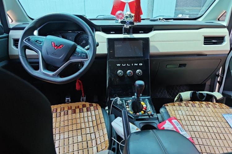 Used Wuling Zhengcheng 2021 1.5T Manual Luxury Version Center Console