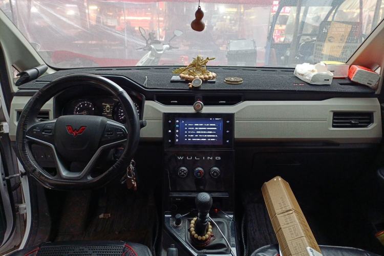 Used Wuling Zhengcheng 2021 1.5T Manual Luxury Commercial Vehicle Center Console