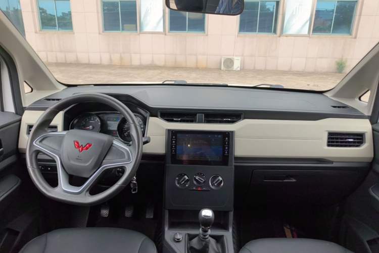 Used Wuling Zhengcheng 2021 1.5T Manual Comfort Version Center Console