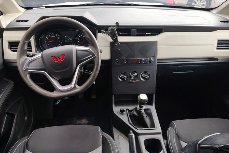 Used Wuling Zhengcheng 2021 1.5T Manual Comfort Version Center Console