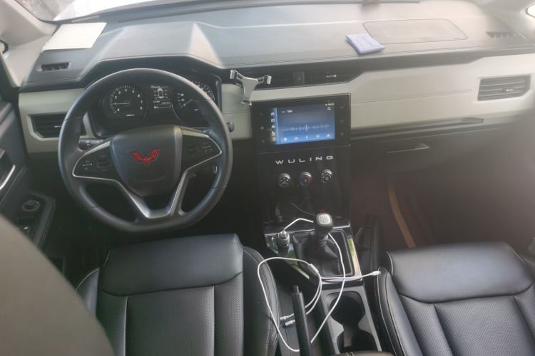 Used Wuling Zhengcheng 2021 1.5T Manual Luxury Version Center Console