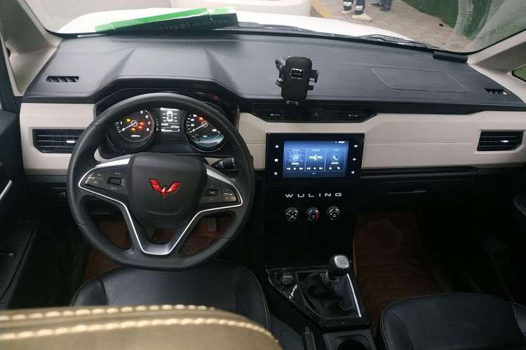 Used Wuling Zhengcheng 2021 1.5T Manual Luxury Version Center Console