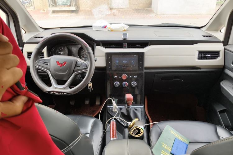 Used Wuling Zhengcheng 2021 1.5T Manual Luxury Version Center Console
