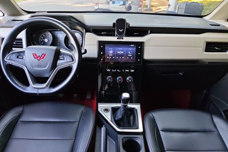 Used Wuling Zhengcheng 2021 1.5T Manual Luxury Version Center Console