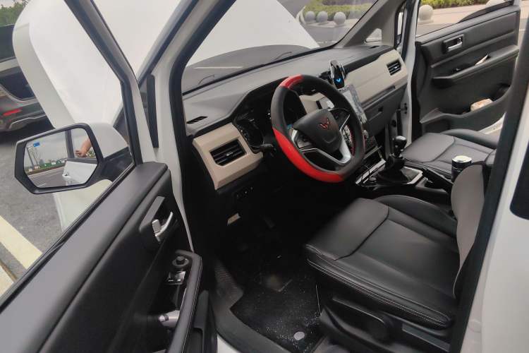 Used Wuling Zhengcheng 2021 1.5T Manual Luxury Commercial Vehicle Driver Seat