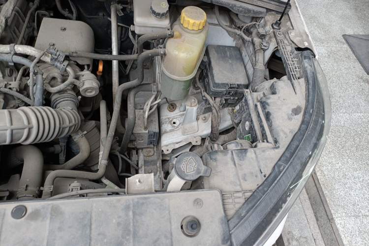 Used Wuling Zhengcheng 2021 1.5T Manual Luxury Commercial Vehicle Engine Bay Left
