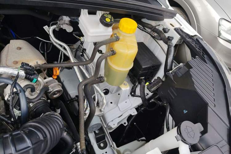 Used Wuling Zhengcheng 2021 1.5T Manual Comfort Version Engine Bay Left