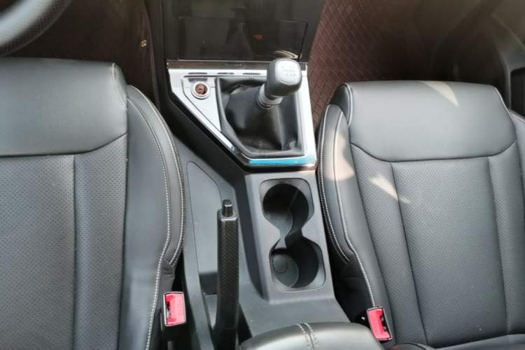 Used Wuling Zhengcheng 2021 1.5T Manual Luxury Version Gear Lever