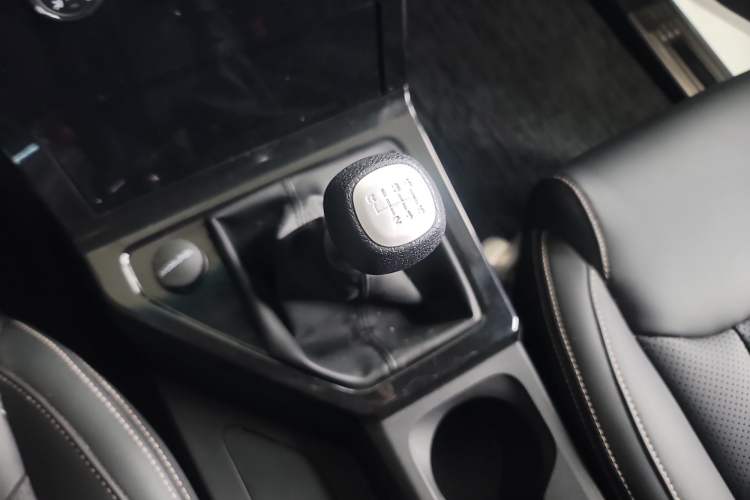 Used Wuling Zhengcheng 2021 1.5T Manual Luxury Version Gear Lever