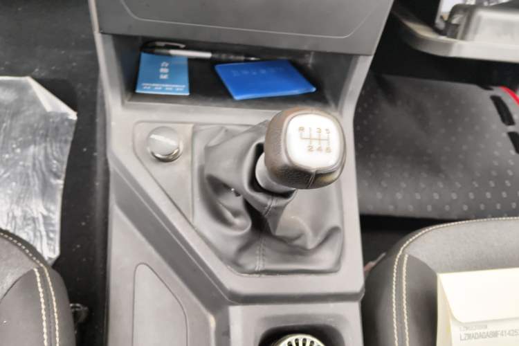 Used Wuling Zhengcheng 2021 1.5T Manual Comfort Version Gear Lever