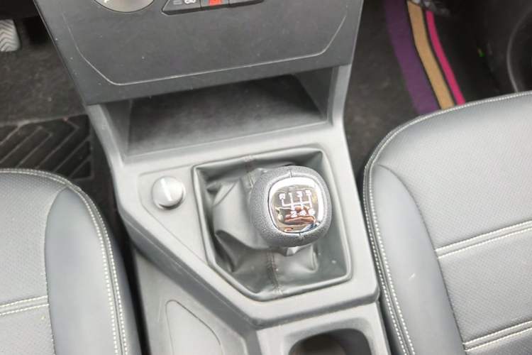 Used Wuling Zhengcheng 2021 1.5T Manual Comfort Version Gear Lever