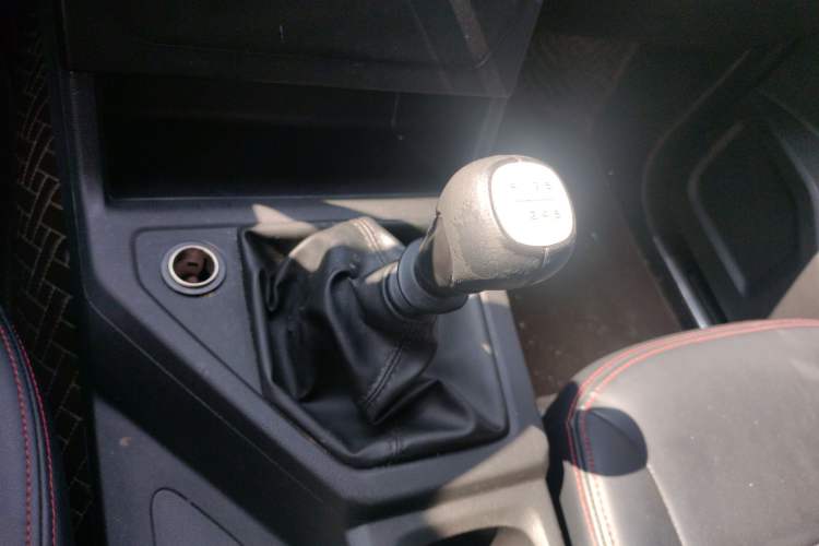 Used Wuling Zhengcheng 2021 1.5T Manual Comfort Version Gear Lever
