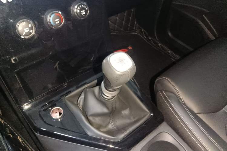 Used Wuling Zhengcheng 2021 1.5T Manual Luxury Version Gear Lever