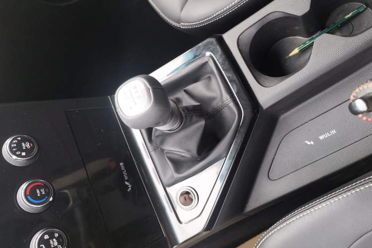Used Wuling Zhengcheng 2021 1.5T Manual Luxury Version Gear Lever