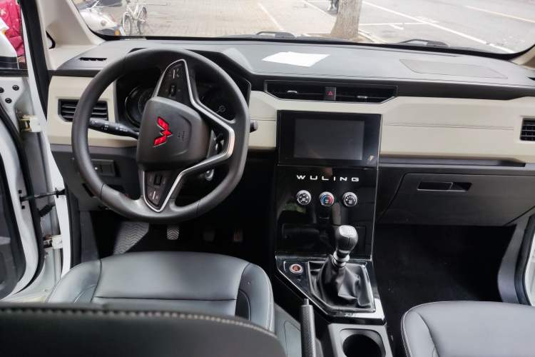 Used Wuling Zhengcheng 2021 1.5T Manual Luxury Version Interior 1