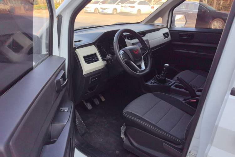 Used Wuling Zhengcheng 2021 1.5T Manual Comfort Version Interior 2