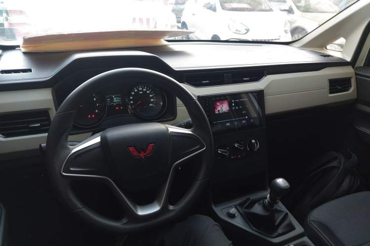 Used Wuling Zhengcheng 2021 1.5T Manual Comfort Version with Enclosed Windows Interior 2