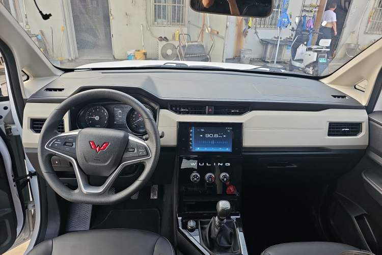 Used Wuling Zhengcheng 2021 1.5T Manual Luxury Version Interior 2