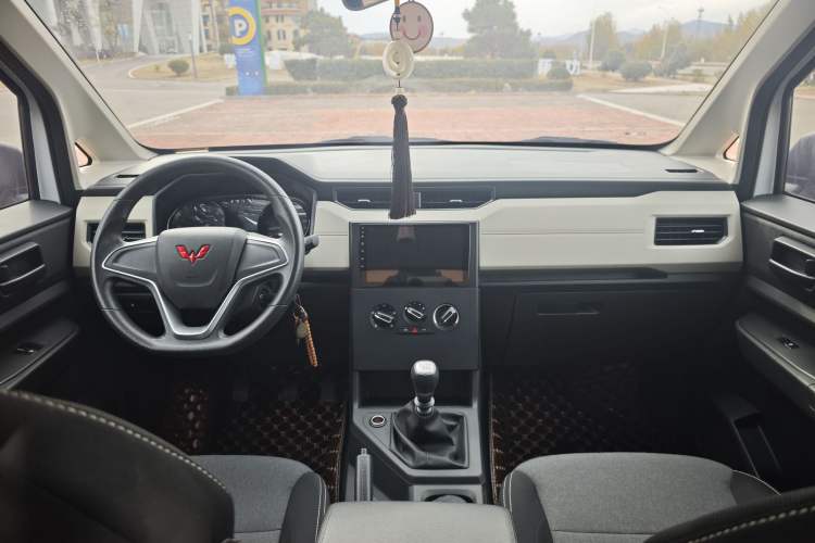 Used Wuling Zhengcheng 2021 1.5T Manual Comfort Version with Enclosed Windows Interior 2