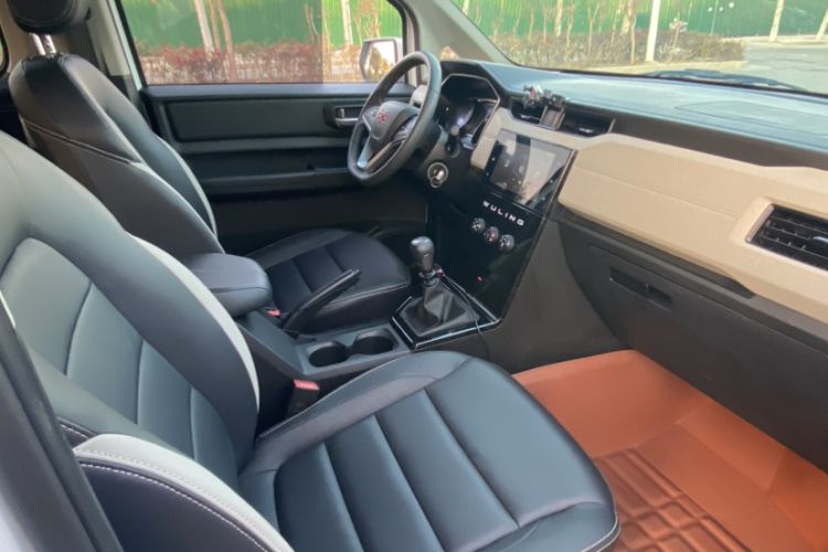 Used Wuling Zhengcheng 2021 1.5T Manual Luxury Commercial Vehicle Interior 3