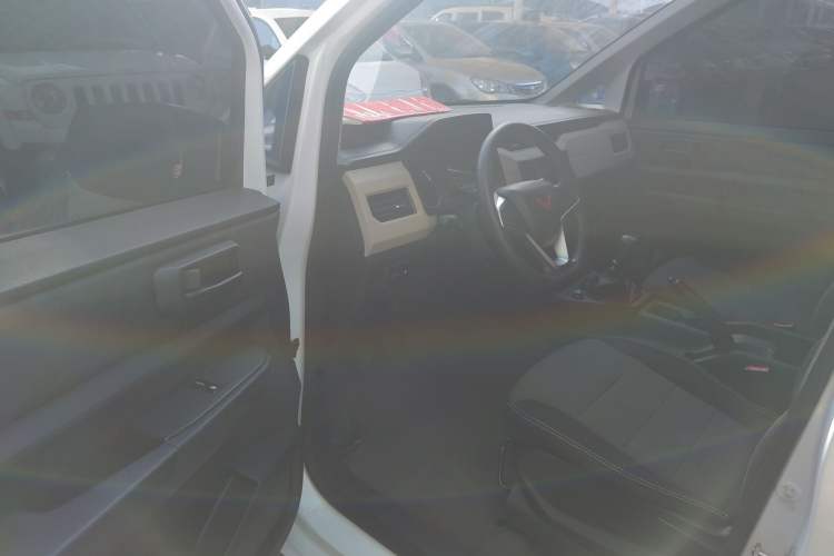 Used Wuling Zhengcheng 2021 1.5T Manual Comfort Version with Enclosed Windows Interior 3