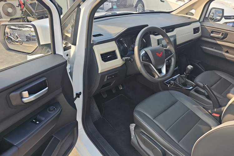 Used Wuling Zhengcheng 2021 1.5T Manual Luxury Version Interior 3