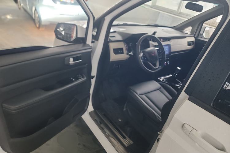 Used Wuling Zhengcheng 2021 1.5T Manual Luxury Version Interior 3