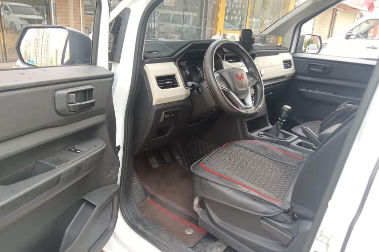 Used Wuling Zhengcheng 2021 1.5T Manual Comfort Version Interior 3