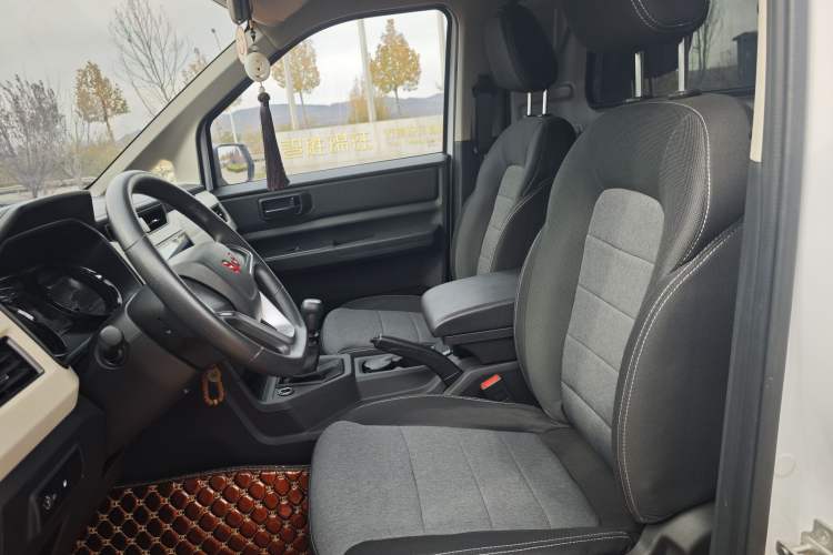 Used Wuling Zhengcheng 2021 1.5T Manual Comfort Version with Enclosed Windows Interior 3