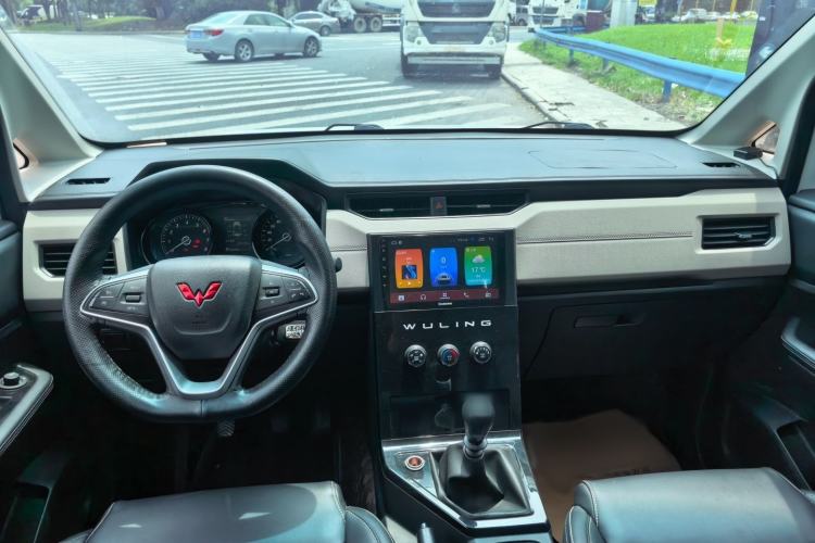 Used Wuling Zhengcheng 2021 1.5T Manual Luxury Version Interior 3