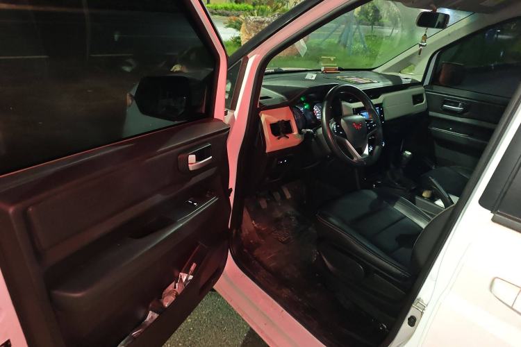 Used Wuling Zhengcheng 2021 1.5T Manual Luxury Version Interior 3