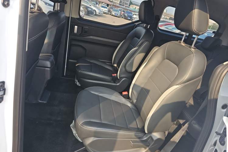 Used Wuling Zhengcheng 2021 1.5T Manual Luxury Version Interior 4
