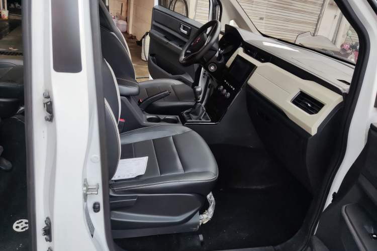 Used Wuling Zhengcheng 2021 1.5T Manual Luxury Version Interior 9