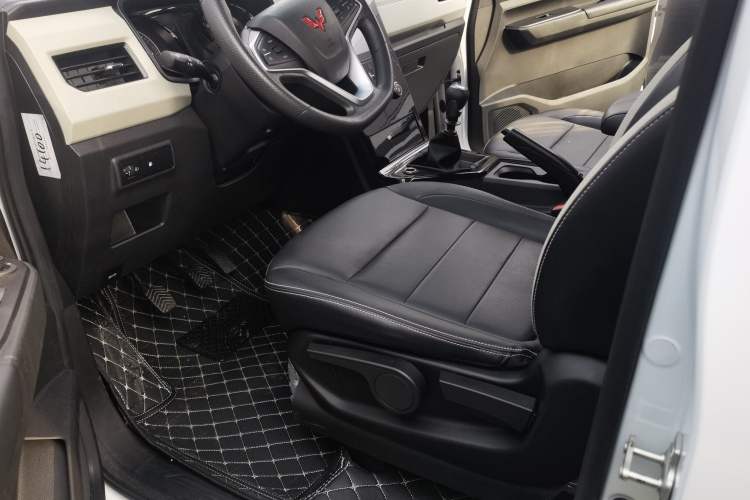 Used Wuling Zhengcheng 2021 1.5T Manual Luxury Version Left Front Seat