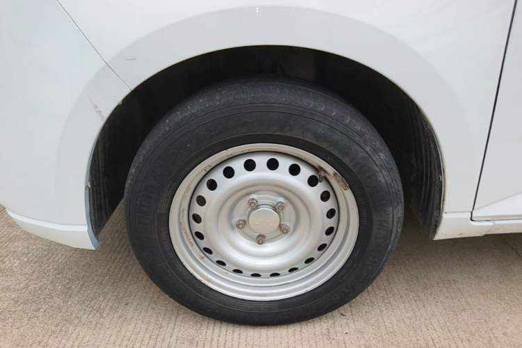 Used Wuling Zhengcheng 2021 1.5T Manual Comfort Version Left Front Wheel Hub