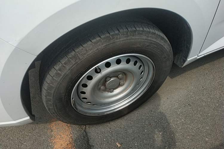 Used Wuling Zhengcheng 2021 1.5T Manual Comfort Version Left Front Wheel Hub